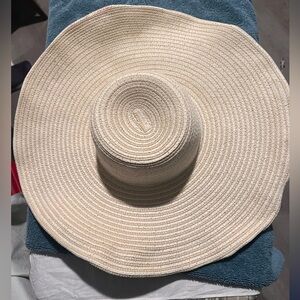 WIDE BRIMMED HAT- WHITE/ TAN/ FLECKS OF GOLD
